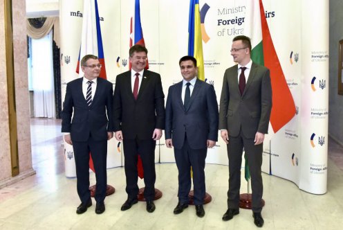 Pavlo Klimkin ukrán külügyminiszter (j2) fogadja Lubomír Zaorálek cseh (b) és Miroslav Lajcák szlovák (b2) külügyminisztert, valamint Szijjártó Pétert (j) Kijevben Fotó: KKM