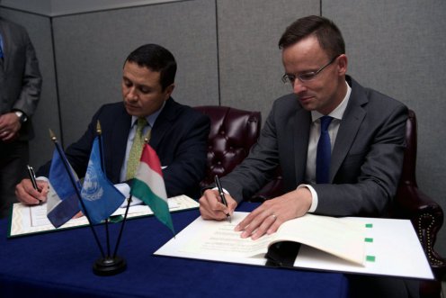 zijjártó Péter külgazdasági és külügyminiszter (j) és Carlos Raúl Morales Moscoso guatemalai külügyminiszter a külügyminisztériumok közötti konzultációról szóló megállapodást írnak alá kétoldalú tárgyalásukon Fotó: KKM / Paczolay Máté