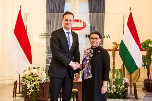 Szijjártó Péter külgazdasági és külügyminiszter (b) és Retno Marsudi indonéz külügyminiszter kezet fog megbeszélésük előtt Jakartában / Fotó: KKM