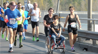 Az EMMI csapata fogyatékkal élő sportolókkal futott együtt a 29. SPAR Budapest Maratonon