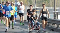 Az EMMI csapata fogyatékkal élő sportolókkal futott együtt a 29. SPAR Budapest Maratonon