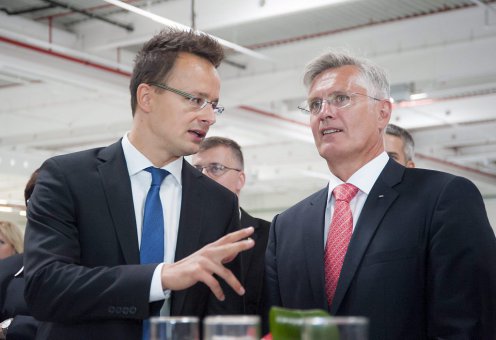 Szijjártó Péter külgazdasági és külügyminiszter és Thomas Faustmann, az Audi Hungaria Motor Kft. ügyvezető igazgatója az Audi Hungaria Motor Kft. 10 milliárd forintból felépített második logisztikai csarnokának átadó ünnepségén Győrben 2015. szeptember 8-án. Fotó: Krizsán Csaba/MTI