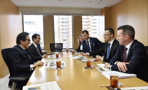 Szijjártó Péter külgazdasági és külügyminiszter (j2) és Isige Hirojuki, a Jetro elnöke megbeszélést folytat Tokióban 2017. február 14-én. Jobbra  Ésik Róbert, a Nemzeti Befektetési Ügynökség (HIPA) elnöke (j), valamint Palanovics Norbert tokiói nagykövet (j3). Fotó: KKM / Paczolay Máté
