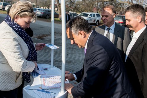 Orbán Viktor aláírta a kötelező betelepítési kvóta ellen indított, Védjük meg az országot! elnevezésű petíciót Fotó: Botár Gergely/Miniszterelnöki Kabinetiroda