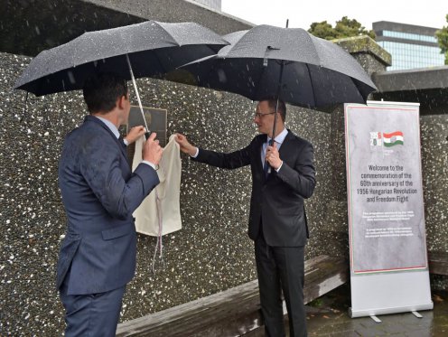 Szijjártó Péter és Justin Lester wellingtoni főpolgármester leleplezi az 1956-os magyarországi menekültek befogadásának 60. évfordulója alkalmából készült emléktáblát Wellingtonban Fotó: KKM