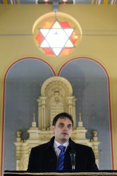 Latorcai Csaba a debreceni zsinagógában, melynek felújítása hamarosan befejeződik. Fotó: Czeglédi Zsolt/MTI