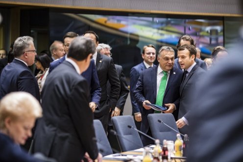 Orbán Viktor és Emmanuel Macron francia államfő beszélget az uniós országok állam- és kormányfőinek csúcstalálkozóján Fotó: Szecsődi Balázs