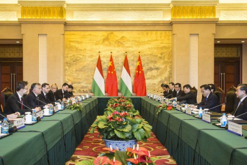 Orbán Viktor miniszterelnök (b3) és kínai partnere, Li Ko-csiang (j3) megbeszélése Szucsouban; balról a negyedik Varga Mihály gazdasági miniszter, jobbról az első Lou Csi-vej kínai pénzügyminiszter. Fotó: Szecsődi Balázs/Miniszterelnöki Sajtóiroda