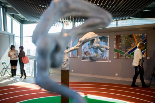 Érdeklődők az Ezüstgerely 2016 pályázatra beérkezett pályaműveket bemutató Sport a kortárs magyar művészetben című kiállítás megnyitóján Fotó: Balogh Zoltán/MTI