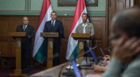 Magyarország felajánlja a bevándorlóknak, hogy Hegyeshalomhoz szállítják őket buszokkal