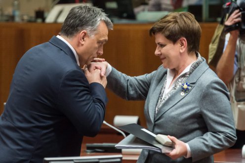 Orbán Viktor kezet csókol Beata Szydlo lengyel kormányfőnek az Európai Tanács ülésén Brüsszelben Fotó: Botár Gergely/kormany.hu