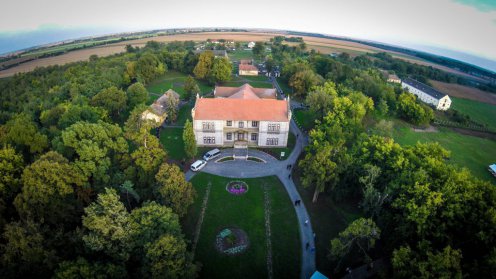 A kastélyt övező 4,5 hektáros kastélykertet 204 millió forintos kormányzati és uniós támogatás segítségével újították fel Fotó: Ruzsa István/MTI