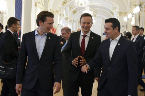 Sebastian Kurz osztrák külügyminiszter, Szijjártó Péter és a meghívott partnerként részt vevő Nikola Poposzki macedón külügyminiszter Fotó: KKM