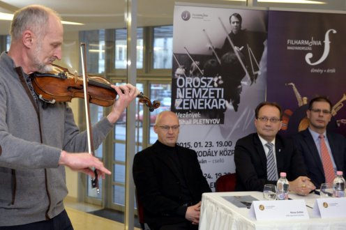 Alekszej Bruni, az Orosz Nemzeti Zenekar koncertmestere hegedül a sajtótájékoztatón. Fotó: Kovács Attila, MTI