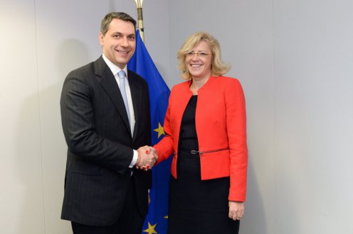 Lázár János miniszter és Corina Cretu, a regionális politikáért felelős román uniós biztos. Fotó: MTI/Európai Bizottság/Jennifer Jacquemart