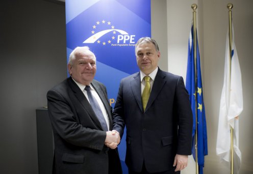 Orbán Viktor miniszterelnök és Joseph Daul, az Európai Néppárt (EPP) elnöke kezet fog megbeszélésük előtt Brüsszelben, az EPP székházában. Fotó: Burger Barna