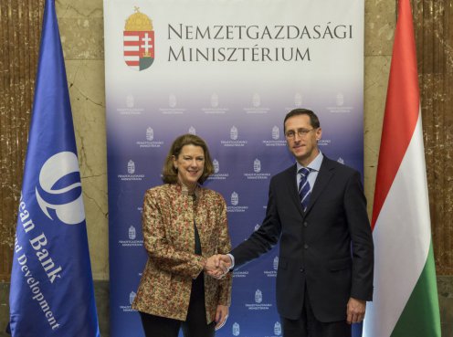 Betsy Nelson és Varga Mihály tárgyalt az EBRD Magyarországra vonatkozó országstratégiájáról is Fotó: Dede Géza/NGM