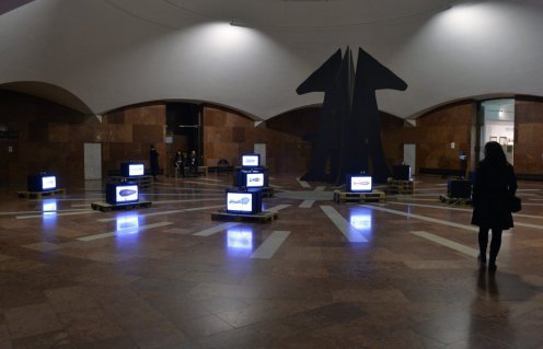 Asztalos Zsolt Kilőtték, de nem robbant fel című installációja. Fotó: Máthé Zoltán, MTI