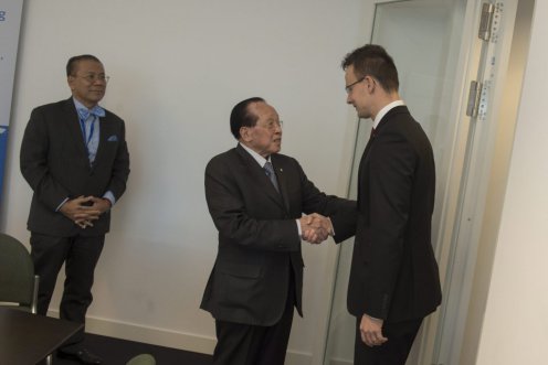 Szijjártó Péter külgazdasági és külügyminiszter (j) kezet fog Hor Namhong kambodzsai miniszterelnök-helyettessel, külügyminiszterrel megbeszélésük előtt Luxembourgban Fotó: KKM