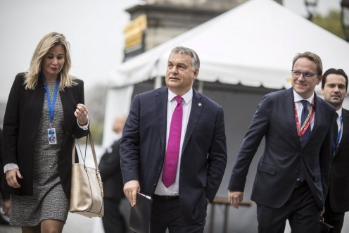 Orbán Viktor érkezik az Európai Néppárt brüsszeli csúcstalálkozójára a Belga Királyi Akadémia épületéhez. A kormányfő mellett Rahói Zsuzsanna miniszterelnöki főtanácsadó, Várhelyi Olivér nagykövet, a brüsszeli Állandó Képviselet vezetője és Havasi Bertalan, a Miniszterelnöki Sajtóiroda vezetője Fotó: Szecsődi Balázs