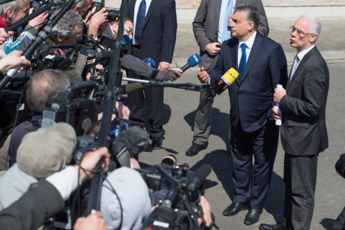 Orbán Viktor újságírók kérdéseire válaszol, miután látogatást tett Helmut Kohl volt német kancellár otthonában Oggersheimben. Jobbról Balog Zoltán, az emberi erőforrások minisztere. Fotó: Uwe Anspach/EPA/MTI
