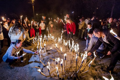 Résztvevők a katasztrófa ötödik évfordulóján a devecseri emlékparkban Fotó: Szigetváry Zsolt/MTI