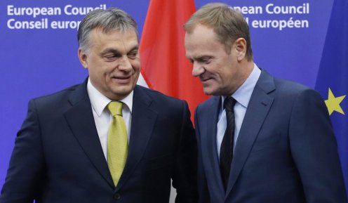 Donald Tusk, az Európai Tanács elnöke üdvözli Orbán Viktor miniszterelnököt az Európai Tanács brüsszeli székházában. Fotó: MTI/EPA/Olivier Hoslet