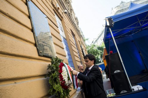 Latorcai Csaba megkoszorúzza az emléktáblát egy egykori csillagos házon a budapesti Hollán Ernő utcában. Fotó: Kallos Bea, MTI