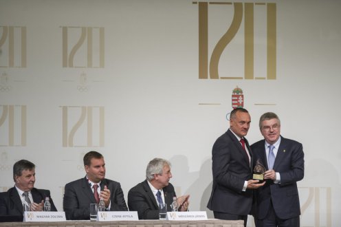 A NOB első embere Pierre de Coubertin-díjat adott át Borkai Zsoltnak, a MOB elnökének Fotó: Árvai Károly/kormany.hu