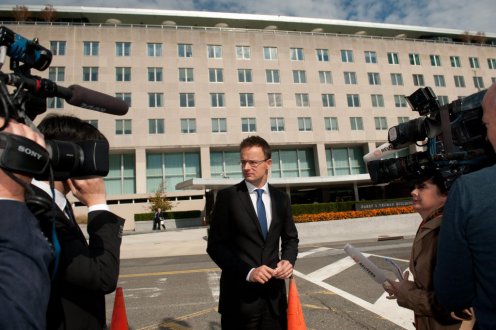 Szijjártó Péter az amerikai Külügyminisztérium washingtoni épülete előtt nyilatkozik. Fotó: Szémann Tamás